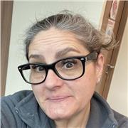 Secretaria bilíngue dicta clases de reforzamiento en inglés para niños